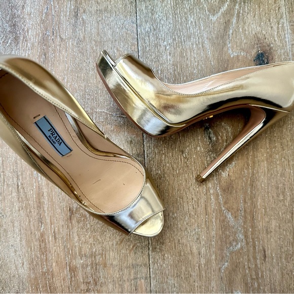 Prada Vitello Specchio Peep-Toe pumps in Gold Patent Leather, size EU 37. - Picture 2 of 11